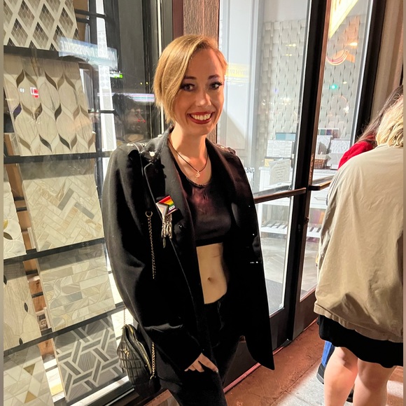 Meet your Posher, Cassie - Picture 3 of 6